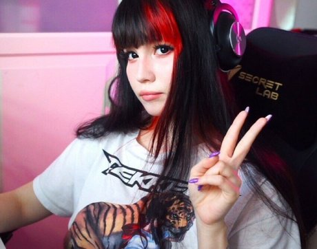 Shini Waifu sexy model img