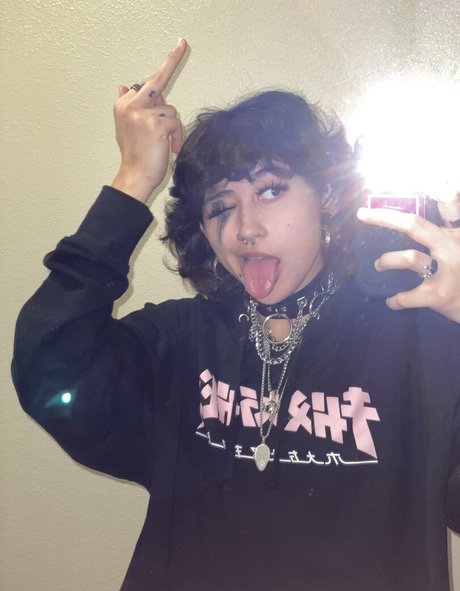 Suedmza model hot images