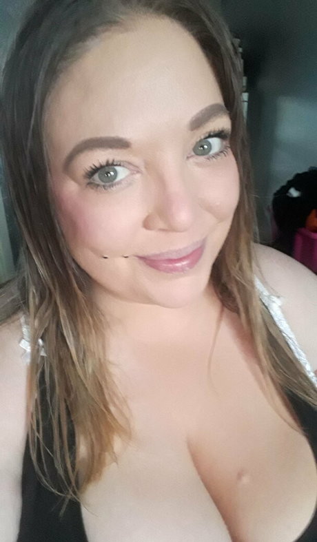 busty mom onlyfans exclusive image