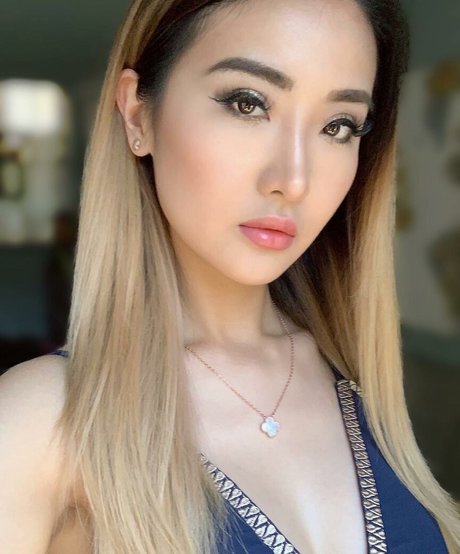 Emily108 sexy model pic