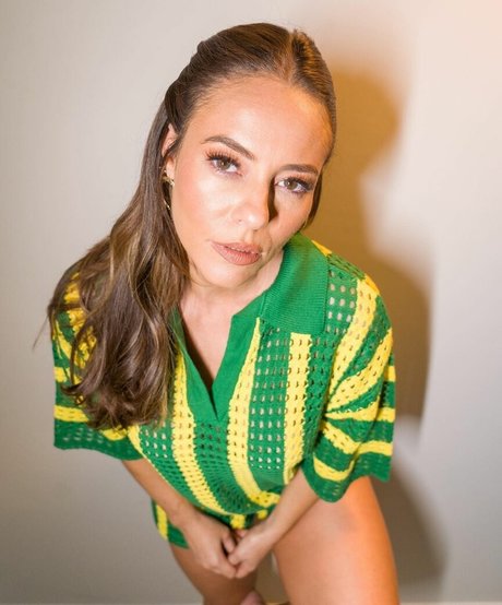 Paola Oliveira model hot picture