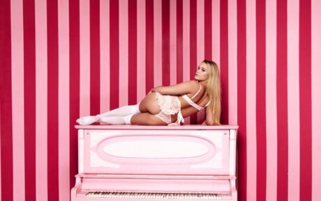 Sophia Swan sexy actress pics