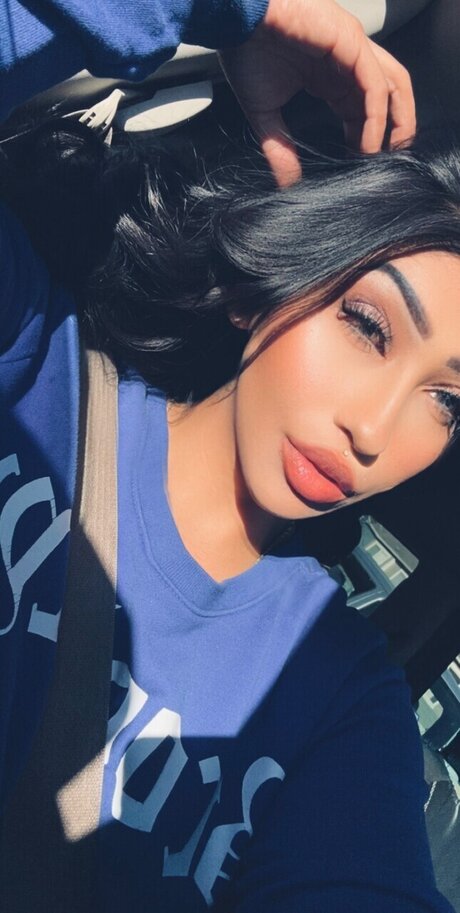 Ari Dior pornstar pictures