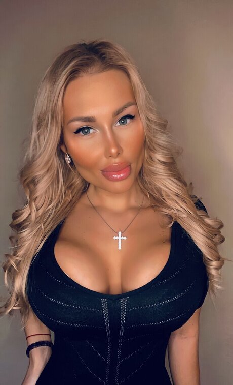 Mary Fridman_ model top image