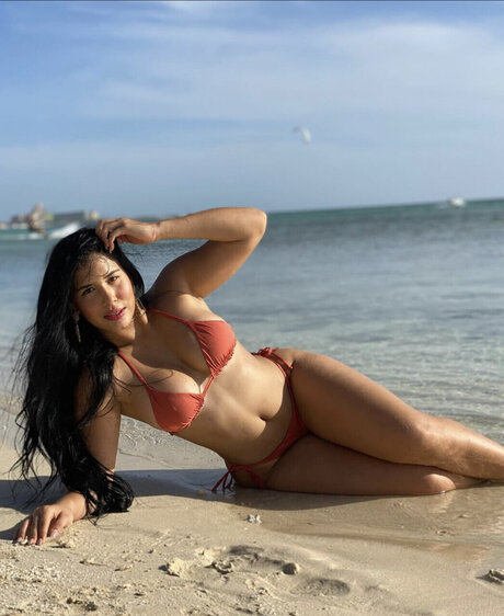 roxanaventura exclusive model image