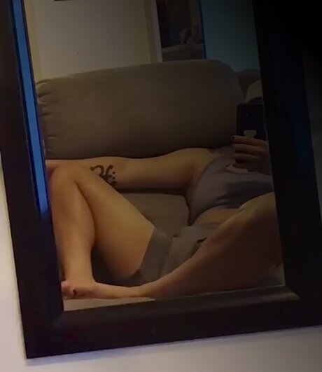 Si Mami model erotic image