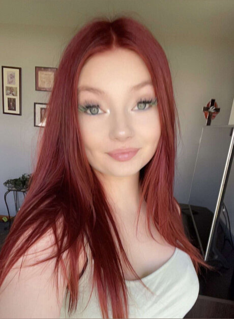 big red_ beautiful actress pic