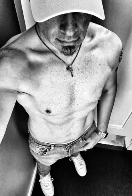 retr04ctive pornstar nude photo