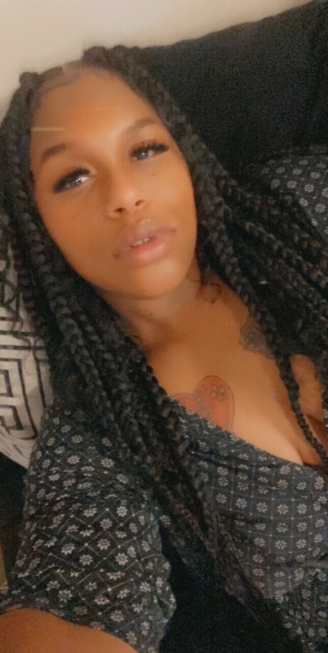 Voluptuous V star sexy photo