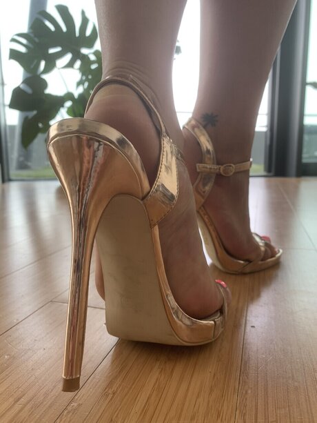 Feeturing G model free image