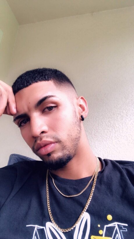 Skinnylongg_ model top img