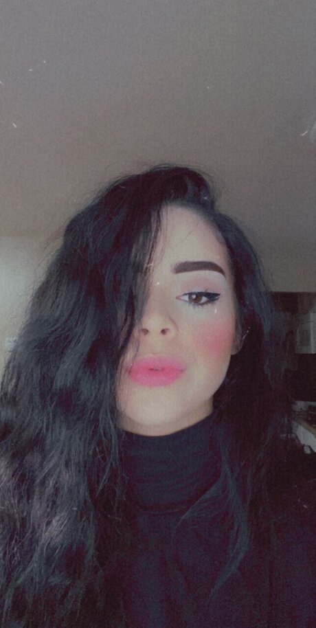 R I A H naked actress photo