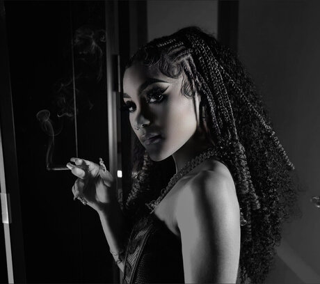 UNISOULL nude actress photo