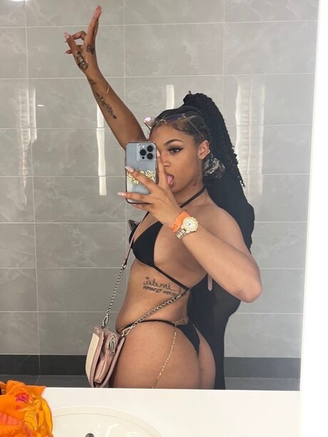 Lightskin Tina hot pornstar img