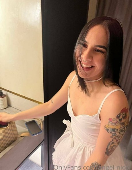 angel nicol adult model picture