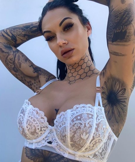 Bee Phillips sexy model pic