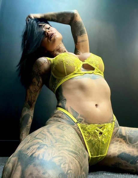 Bee Phillips naked star photos