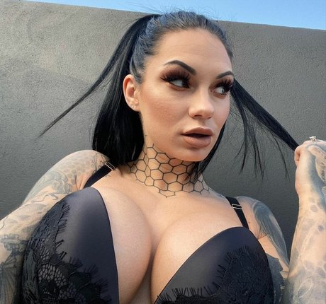 Bee Phillips star beautiful img