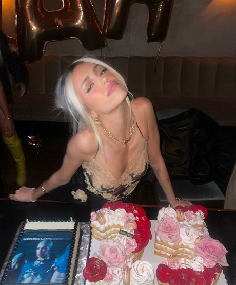 Delilah Belle Hamlin star top pictures