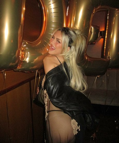 Delilah Belle Hamlin sexy model pics