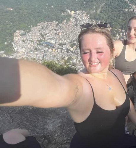 morezoe model top img