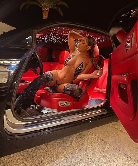 natrl hot pornstar image