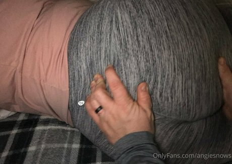 angiesnows beautiful pornstar img