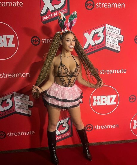 Rioadrianna hot model pics