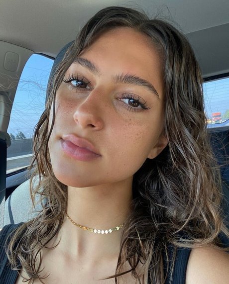 Renee Maudlena Noe model best pics