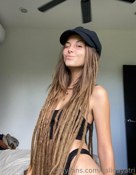 lesbian kissing onlyfans sexy naked archive