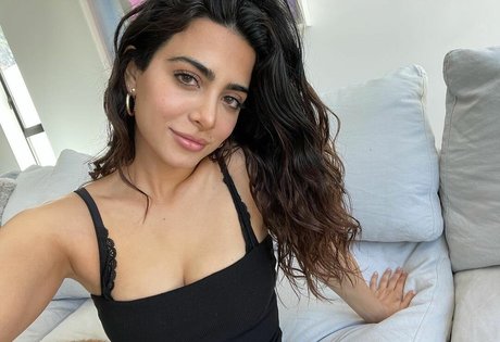 Emeraude Toubia nude star photos