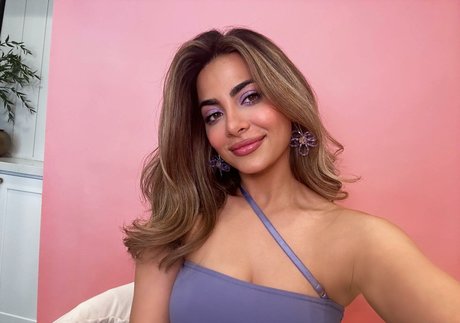 Emeraude Toubia sexy star photo