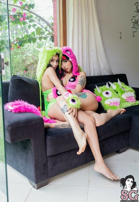 Sunnie Max erotic model pics