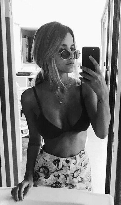 Manu Gavassi model sex picture