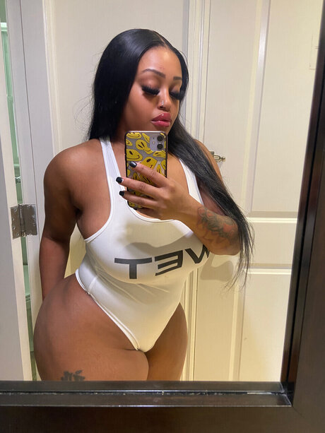 MS CARAAMEL_ naked model picture