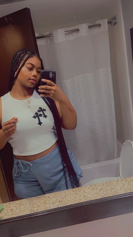 UNIQUE_ star exclusive image