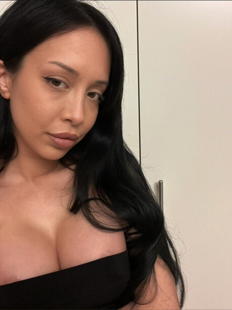 Naila imani sexy model gallery