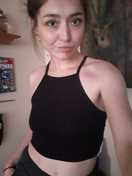 Esiuol Ahsat model art galleries