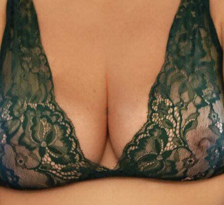 Sexy Mom naked actress pics