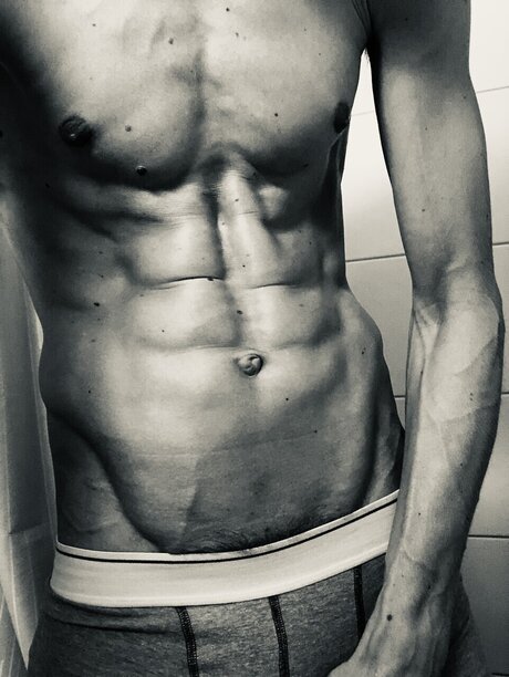 Juicytiger naked model photo