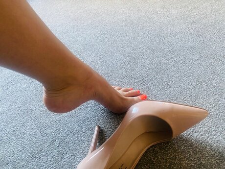 AlicesFeetAndABitMore porn actress pics