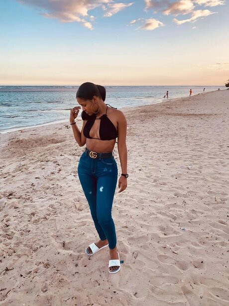 La diabla pretty model photos