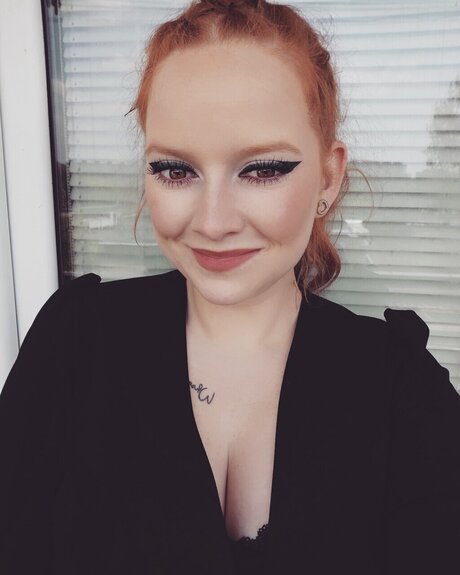 Niks27 model naked img