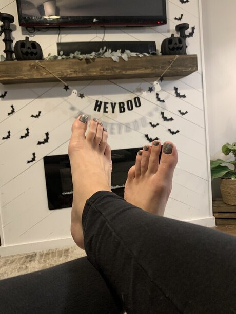 Faulty Feet nude model images