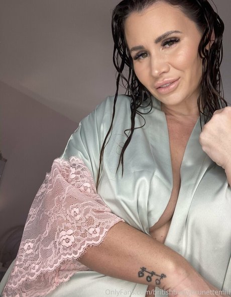 britishbustybrunettemilf beautiful model pic