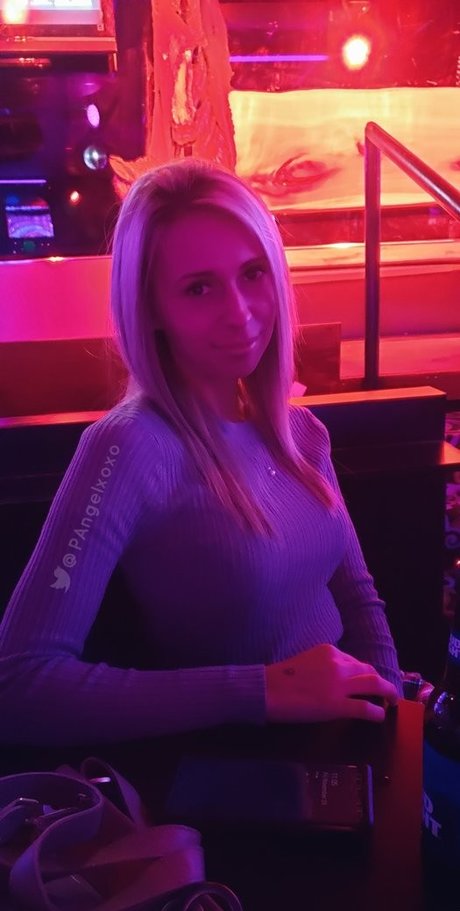 petite angelxoxo naked pornstar pictures