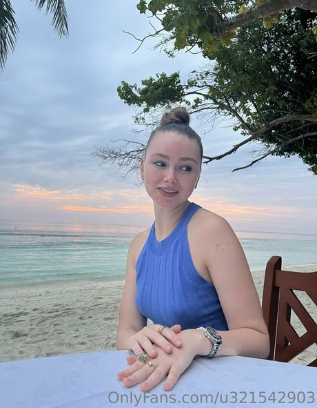 whitewee model exclusive pics