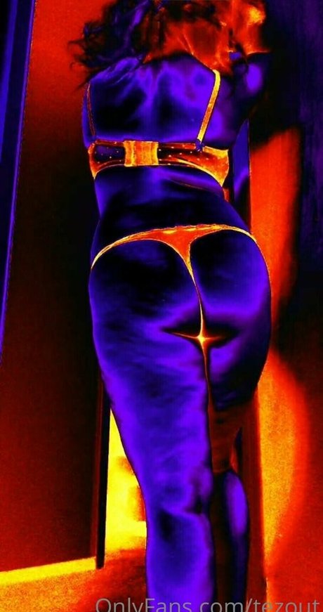 tezout model erotic photos