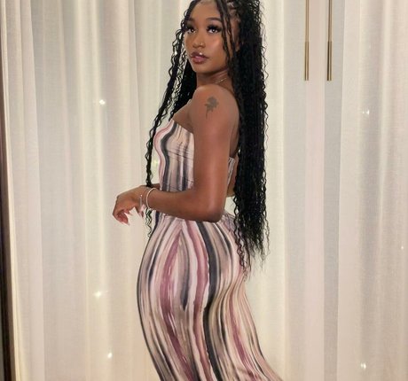 ItsTavvi hot actress img