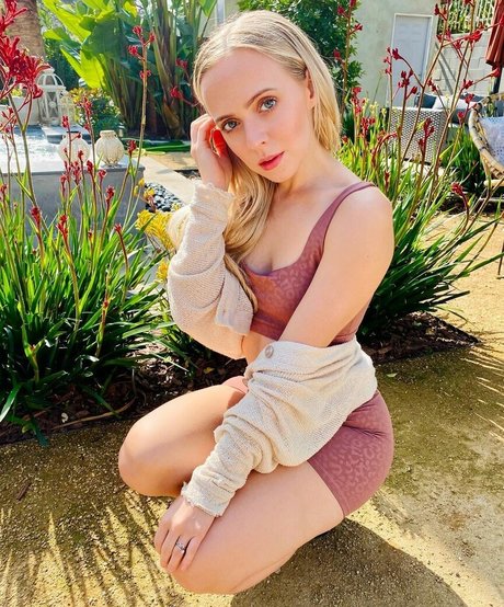 Madilyn Bailey pornstar sex img